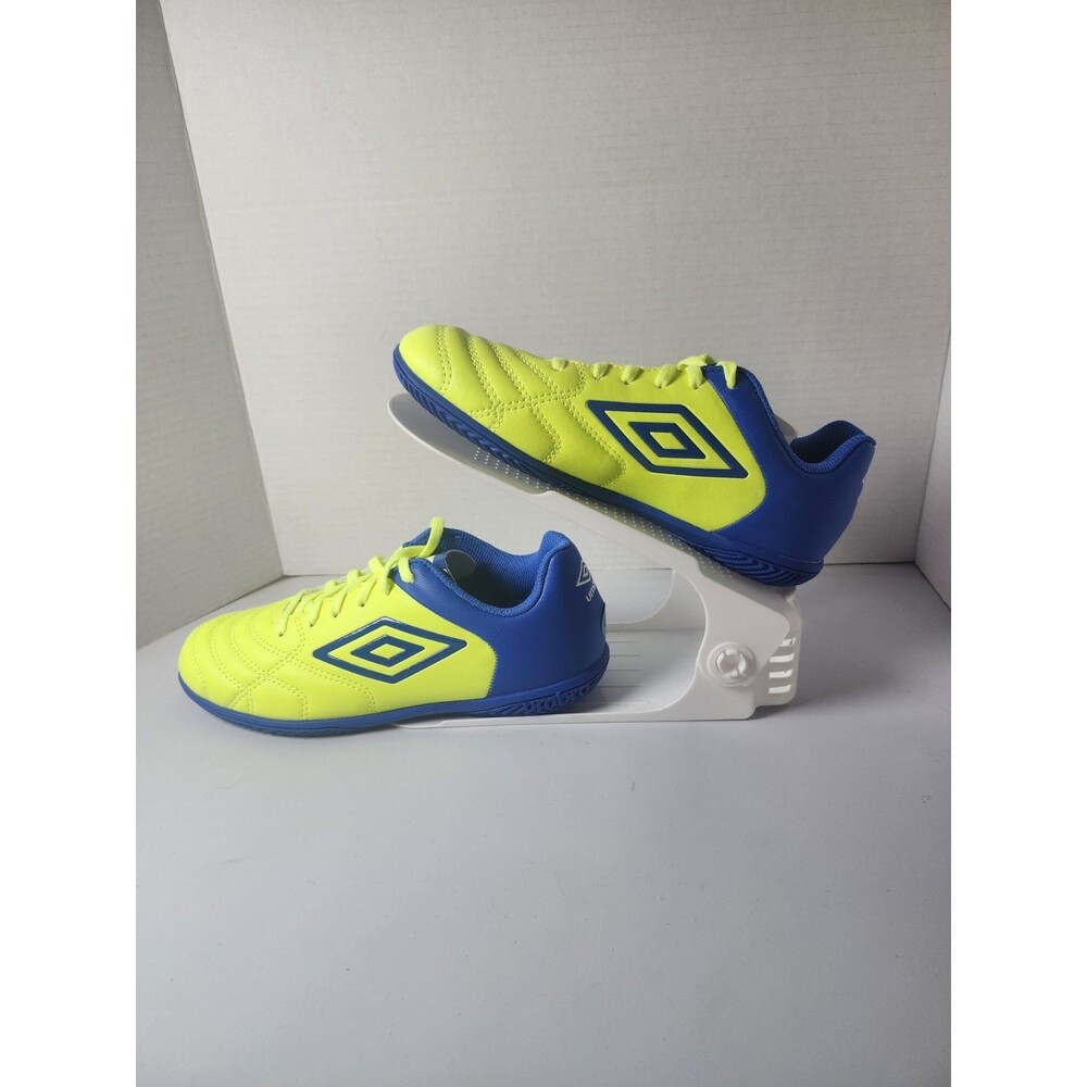 Umbro Size 6 Kids Indoor Cleats
